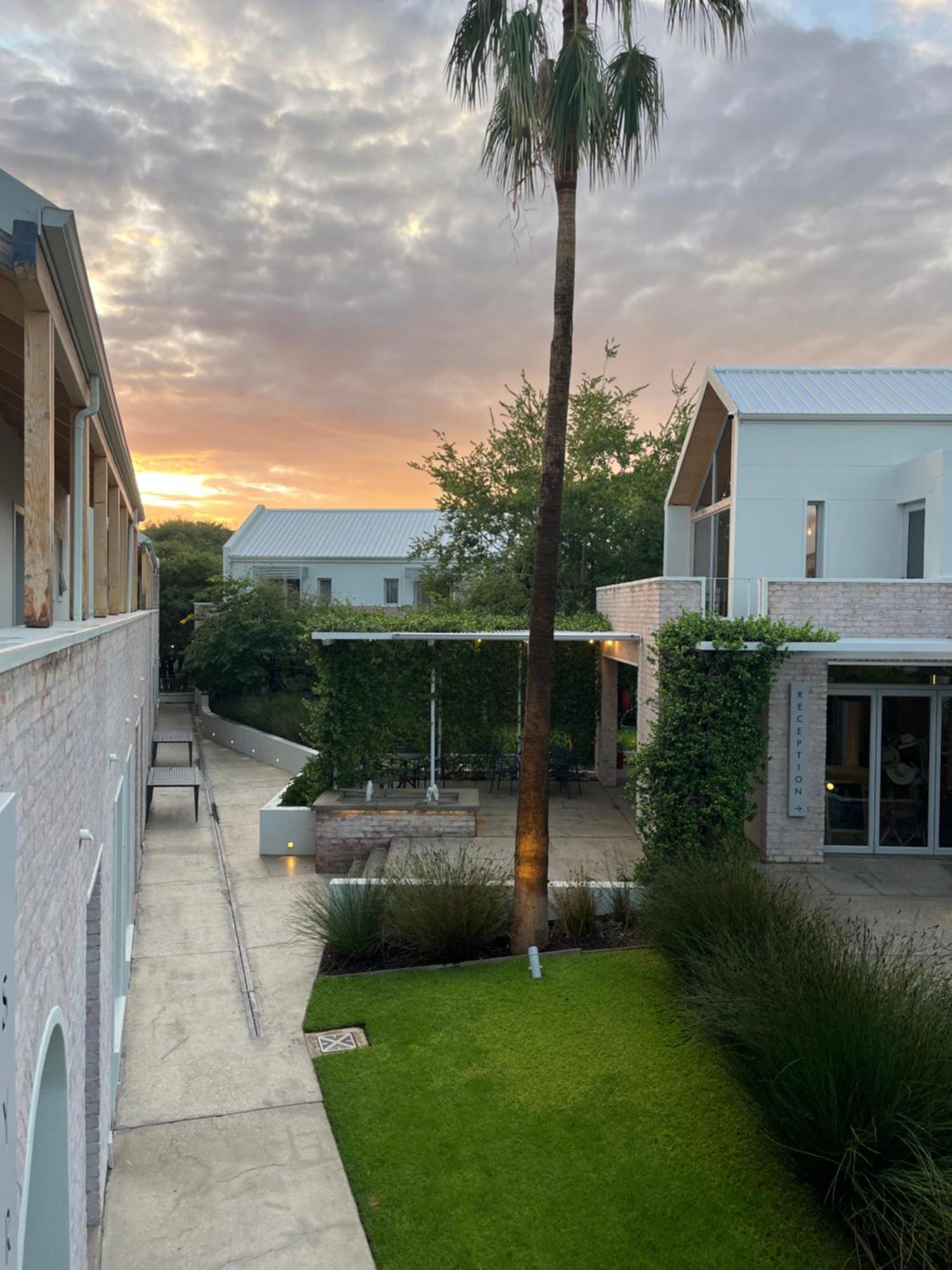 The Windhoek Luxury Suites Εξωτερικό φωτογραφία